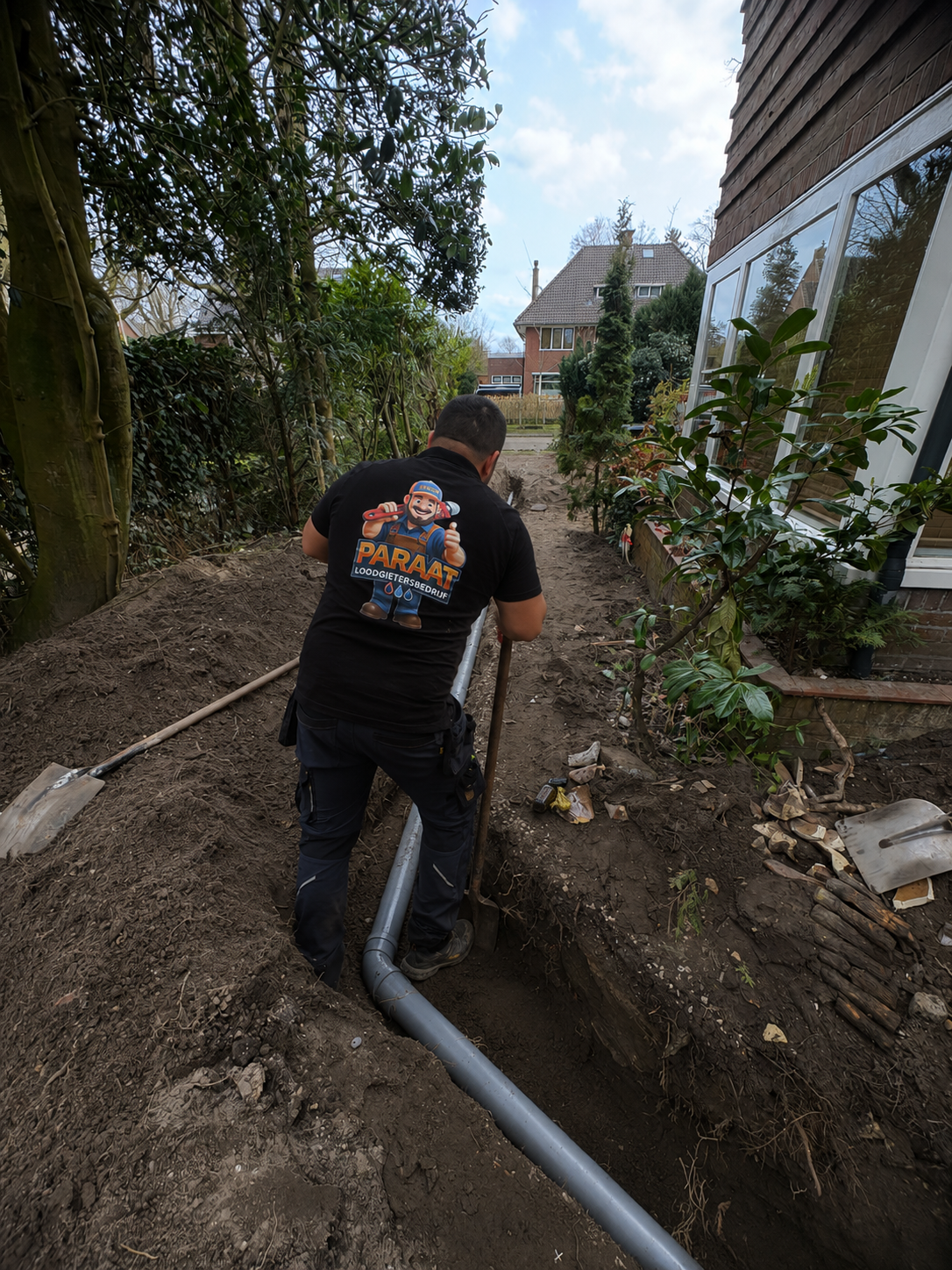 Loodgieter van Paraat Loodgietersbedrijf aan het werk